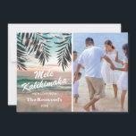 Cartes Pour Fêtes Annuelles Mele Kalikimaka | Christmas Beach<br><div class="desc">Carte de vacances de Noël hawaïenne joyeux avec une photo de votre famille,  les mots "mele kalikimaka",  un arrière - plan de plage,  des feuilles de palmiers,  et des lampes à cordes.</div>