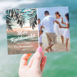 Cartes Pour Fêtes Annuelles Mele Kalikimaka | Plage de Noël<br><div class="desc">Carte de vœux de Noël hawaïenne joyeuse comportant une photo de votre famille,  les mots "mele kalikimaka",  un fond de plage,  des feuilles de palmier et des guirlandes lumineuses.</div>