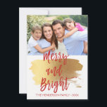 Cartes Pour Fêtes Annuelles Merry and Bright Hand Lettered Script Photo Card<br><div class="desc">Joyeux et brillant Noël Carte photo de Noël à la main. La photo et le texte de ce script de brosse manuscrite peuvent être mis à jour et customisés avec votre photo et votre nom de famille. Cette carte affiche également le nom de famille et une feuille d'or au dos...</div>