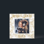 Cartes Pour Fêtes Annuelles Merry & Bright Photo Or Élégant Vintage Or<br><div class="desc">Taper l'élégante typographie Merry & Bright vintage. Un beau design brocart en détresse avec votre photo préférée au centre. Personnalisez avec votre message et votre nom au verso. La carte de vœux de vacances parfaite.</div>