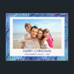 CARTES POUR FÊTES ANNUELLES MERRY CHRISTMAS HAWAIIAN TROPICAL BLEU PHOTO<br><div class="desc">Faux Foil bleu incandescent Joyeux Noël Hawaiian Tropical Palm Leaf Family Photo Christmas Holiday Card. L'image et le nom de famille peuvent être remplacés sur cette simple plage ou des vacances côtières Carte photo de famille de Noël.</div>