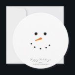 Cartes Pour Fêtes Annuelles Mete Moderne Snowman Visage Ronde Salutation<br><div class="desc">La carte de voeux ronde de Snowman moderne est le moyen parfait et facile d'envoyer vos voeux de Noël. La carte ronde blanche est conçue avec un neigeur minimaliste et "happy holiday" est en écriture grise suivie du nom de la famille en face du centre. Cliquez sur l'option Personnaliser le...</div>