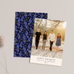 Cartes Pour Fêtes Annuelles Minimaliste botanique bleu noir personnalisé verti<br><div class="desc">Envoyez vos vœux de fêtes chaleureux à vos amis et à votre famille avec ces magnifiques cartes verticales, mettant en vedette votre photo de famille au recto et un motif botanique élégant en bleu et noir au verso. Parfait pour ajouter une touche d'élégance à vos vœux de fêtes, ces cartes...</div>