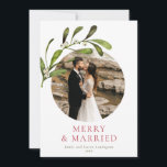 Cartes Pour Fêtes Annuelles Mistletoe minimaliste Joyeux et photo mariée<br><div class="desc">Une carte de vacances moderne minimaliste célébrant votre premier Noël en couple marié. Le design a présenté votre photo préférée dans une ouverture circulaire ornée d'une branche aquarelle de faux-pied. Personnalisez le titre et signez en rouge et vert foncé. Au verso se trouve un motif de branches d'aquarelle.</div>