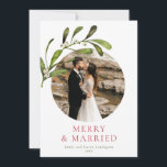 Cartes Pour Fêtes Annuelles Mistletoe minimaliste Joyeux et photo mariée<br><div class="desc">Une carte de vacances moderne minimaliste célébrant votre premier Noël en couple marié. Le design a présenté votre photo préférée dans une ouverture circulaire ornée d'une branche aquarelle de faux-pied. Personnalisez le titre et signez en rouge et vert foncé. Au verso se trouve un motif de branches d'aquarelle.</div>