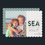 Cartes Pour Fêtes Annuelles Modern Beach Sea Salutations Aqua Christmas Photo<br><div class="desc">Une carte de vacances moderne avec un message simple et minimal qui dit "salutations de mer" avec des palmiers combinés à la typographie manuscrite. Personnalisez avec vos noms et votre photo préférée. Photo Vitolda Klein sur Unsplash</div>