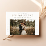 Cartes Pour Fêtes Annuelles Modern Just Marié Newlyly 2 Photo Noël<br><div class="desc">Célébrez la joie de votre première saison de vacances avec cette carte de Noël simple et élégante. Avec son design rustique et moderne, cette carte met en valeur votre amour dans un cadre naturel et festif. L'arrière - plan blanc vintage et l'écriture brune chaleureuse ajoutent une touche intemporelle et chaleureuse...</div>