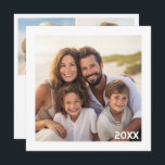 Cartes Pour Fêtes Annuelles Moderne, Bordure blanche minimale avec 3 photos au<br><div class="desc">Un design simple qui comprend 1 photo sur le devant dans un design de galerie avec une bordure blanche. Le dos comprend 2 photos supplémentaires et un espace pour un message de vacances. Un excellent moyen d'afficher vos photos carrées de votre compte en ligne. Ajoutez une photo carrée pour créer...</div>