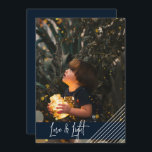 Cartes Pour Fêtes Annuelles Moderne et Simply Love et Light Hanoukka<br><div class="desc">Simple et moderne, ce design est un excellent moyen d'envoyer des bénédictions à des amis et à la famille de cet Hanoukka. Le design se compose d'un bleu foncé avec des rayures en diagonale blanche en bas à droite. Le texte "amour et lumière" peut être changé ainsi que tout le...</div>
