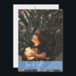 Cartes Pour Fêtes Annuelles Moderne et Simply Love et Light Hanoukka<br><div class="desc">Simple et moderne, ce design est un excellent moyen d'envoyer des bénédictions à des amis et à la famille de cet Hanoukka. Le design se compose d'un bleu clair avec des bandes diagonales blanches en bas à droite. Le texte "amour et lumière" peut être changé ainsi que tout le texte...</div>