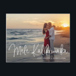 Cartes Pour Fêtes Annuelles Moderne Mele Kalikimaka<br><div class="desc">Envoyez des réjouissances de vacances avec cette carte postale moderne de Noël avec un design simple avec l'accueil hawaïen "Mele Kalikimaka" dans un élégant script blanc,  avec vos noms et année sur votre photo préférée. Le côté arrière a votre message personnel et votre adresse de retour pour faciliter l'envoi.</div>