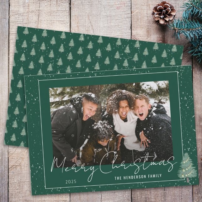 Cartes Pour Fêtes Annuelles Moderne Snowy boisé Noël Photo de famille (Modern snowy woodland christmas family photo holiday card green and white whimsical script)