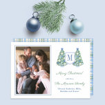 Cartes Pour Fêtes Annuelles Monogramme Bleu Vert Joyeux Noël Photo<br><div class="desc">* Crédit photo : Photographie © Storytree Studios, Stanford, CA ** / Chinoiserie Chic Happy Holidays photocard avec espace pour un monogramme à une seule lettre et une photo de famille. Les éléments d'aquarelle (arbre de Noël, planteur, poinsettia et baubles) étaient à l'origine peints à la main par moi dans...</div>