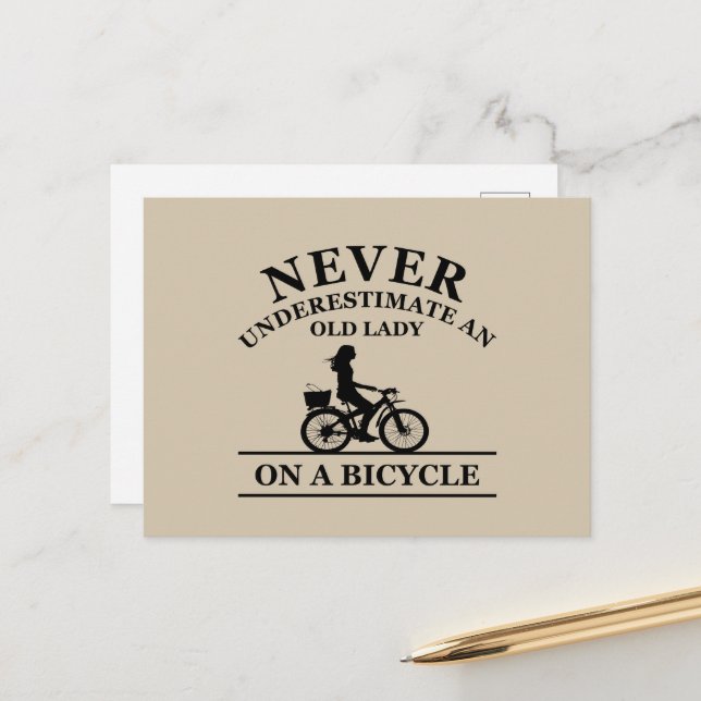 Cartes Pour Fêtes Annuelles Ne sous-estimez jamais une vieille dame à vélo (Devant/Arrière en situation)