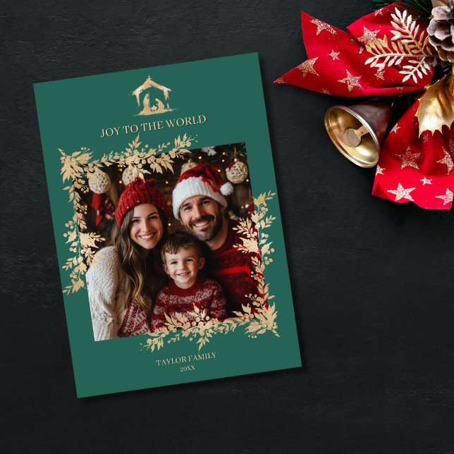 Cartes Pour Fêtes Annuelles Noël Crèche religieuse Scène Famille Photo (christmas gold foil nativity scene with a familiy photo in a mistletoe frame, green background)