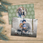 Cartes Pour Fêtes Annuelles Noel minimaliste Vert mignonne Script 2 Photo Hive<br><div class="desc">Ce design carte photo simple minimaliste comprend Noël simple 2 photos, famille deux images minimaliste, un classique classique propre et tendance, et lettré de calligraphie, joyeux script typographie, fond saigné simple et minimal, avec une police de script de calligraphie moderne, élégant moderne simple tendance, texte blanc superposé, cartes photos de...</div>