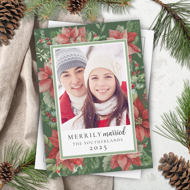 Cartes Pour Fêtes Annuelles Noël Moderne Fleurs Mariés avec Joie Jeunes Mariés (elegant green and red poinsettia floral merrily married newlyweds christmas cards with messages)