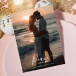 Cartes Pour Fêtes Annuelles Noël Paix sur Terre Sunset Beach Photo<br><div class="desc">Envoyez vos souhaits de vacances avec une carte de Noël "Paix sur Terre". Ce design simple et moderne conviendra parfaitement aux jeunes mariés et aux amateurs de soleil couchant sur la plage. Avec son script minimaliste, la carte capture une ambiance rustique et paisible. Idéal pour insérer des photos cartes de...</div>