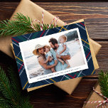 Cartes Pour Fêtes Annuelles Noël plaid une photo classique marine<br><div class="desc">Un plaid de Noël bleu marine coloré crée un arrière - plan festif pour votre unique photo horizontale et message personnalisé. Avec ses pops de rouge, vert, jaune et bleu, cette carte de vacances plaid est parfaite pour envoyer de l'acclamation à des amis et à la famille. Le dos est...</div>