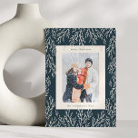 Cartes Pour Fêtes Annuelles Noël Vintage Marine Vert deux photo verticale<br><div class="desc">Envoyez des voeux de vacances chaleureux avec une touche de charme intemporel avec cette carte de vacances Vintage de Noël de la Marine. Doté d'un arrière - plan marin profond orné d'élégants accents de verdure et d'espace pour deux photos verticales, cette carte combine magnifiquement des éléments de vacances classiques avec...</div>
