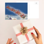 Cartes Pour Fêtes Annuelles Noël Vintage, Père Noël Flying Sleigh w Reindeer<br><div class="desc">Illustration vintage Joyeuse image de Noël montrant un joyeux Père Noël avec son renne. Ils volent son traîneau plein de jouets à travers le ciel bleu et au-dessus d'une ville endormie couverte de neige en hiver le soir de Noël. Ho,  ho,  ho Joyeux Vacances et Bonnes Fêtes!</div>