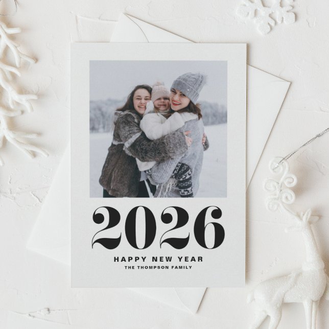 Cartes Pour Fêtes Annuelles Noir 2025 Téméraire Typographie Nouvel An Photo (Ring in 2026 with this black and white Happy New Year photo card featuring retro bold typography.)