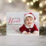 Cartes Pour Fêtes Annuelles Notre premier Noel Red Photo Overlay Baby First<br><div class="desc">Le modèle de conception de la carte de voeux de Noël personnalisée "Our First Noel" est doté d'une bordure de flocon de neige et d'une superposition de texte rouge et noir de fusain qui encadrent magnifiquement la première photo de Noël de votre nouveau bébé.</div>