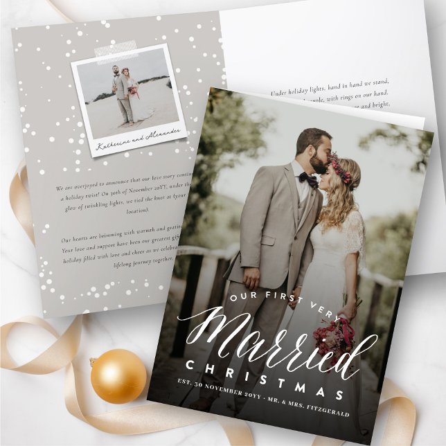 Cartes Pour Fêtes Annuelles Notre premier Noël très marié Mr & Mrs Mariage (Our First Very Married Christmas Mr & Mrs Wedding Announcement / Holiday Folded Card @ fat_fa_tin)