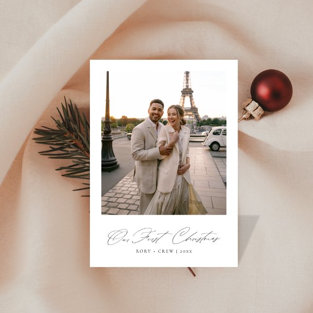 Cartes Pour Fêtes Annuelles Notre première photo de Noël Elegant Script (Créateur téléchargé)