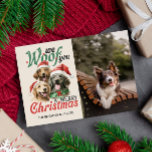 CARTES POUR FÊTES ANNUELLES NOUS VOUS REGARDONS JOUER NOËL CHIEN PET FURRY<br><div class="desc">Nos cartes postales de Noël d'inspiration furieuse présentent une image rétro vintage de trois Labrador Golden Retrievers dans les chapeaux de Santa et la citation fantaisiste "We Woof You a Joyeux Noël" en police vintage rétro. Ajoutez votre photo de chien ou de chat, ou même un portrait de famille avec...</div>