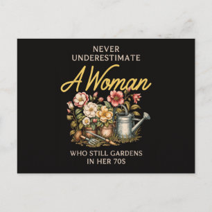 Cartes Pour Fêtes Annuelles NSousestimez Jamais Une Femme Jardinant Vintage 70