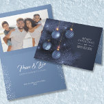 Cartes Pour Fêtes Annuelles Ornements de Noël Bleu 1 Photo repliée<br><div class="desc">Une carte de voeux pliée présente un bel arbre de Noël bleu et des ornements sur le devant avec Joyeux Noël et Bonne Année et votre photo et votre accueil personnalisé à l'intérieur. PLUS de styles et de designs dans notre magasin.</div>
