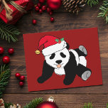 Cartes Pour Fêtes Annuelles Ours de panda de Noël rouge mignon à Santa Hat<br><div class="desc">Ce mignon ours de panda de vacances dans un chapeau de Père Noël est une belle carte de Noël animal sauvage pour une personne qui aime les ours de panda.</div>