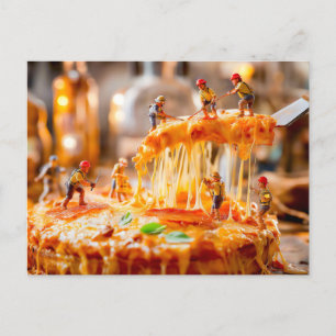 Cartes Pour Fêtes Annuelles ouvriers miniatures coupant la pizza au fromage fo