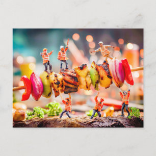 Cartes Pour Fêtes Annuelles ouvriers miniatures portant une brochette de shash