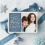 Cartes Pour Fêtes Annuelles Paix, amour et lumière | Hanoukka Photo<br><div class="desc">La typographie moderne Hanoukka carte photo présente votre photo préférée avec "Paix,  Amour et Lumière" à côté de la typographie en lettres blanches. Personnalisez avec votre nom de famille,  vos noms individuels et/ou votre message personnalisé.</div>