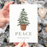Cartes Pour Fêtes Annuelles Paix Noël À feuillage persistant Arbre simple<br><div class="desc">Cette simple carte postale de vacances présente une aquarelle illustrant un arbre à feuillage persistant dans un panier. Le mot "PAIX" apparaît dans de grandes lettres de sauge vert qui se coordonnent avec l'art. Ajoutez le nom de votre famille et l'année en italique gris charbon, et votre adresse de retour...</div>