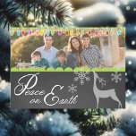 Cartes Pour Fêtes Annuelles Paix personnalisée sur Terre Chalkboard photo de v<br><div class="desc">Un tableau de bord arrière - plan avec le texte blanc cool qui dit "Paix sur terre" sur le devant et "Joy to the World" sur le dos avec des flocons de neige, un cerf blanc silhouette, et lumières des arbres colorés avec des zones que vous pouvez customiser avec vos...</div>