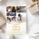 Cartes Pour Fêtes Annuelles Parties scintillant d'or Joyeux et marié 7 Photo<br><div class="desc">Célébrez votre premier Noël en couple marié avec cette luxueuse carte de 7 photos. Le design comprend un fondu de parties scintillant dorée, une calligraphie élégante et un tourbillon de ruban ludique, parfait pour présenter vos souvenirs mariages de manière festive. Customisez avec vos noms, votre année et vos photos pour...</div>