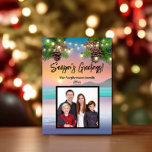 Cartes Pour Fêtes Annuelles Pastel Sunset Beach Ocean Thème Photo Noël<br><div class="desc">Festive Luau Photo Noël Carte de voeux de Noël avec pin à feuillage persistant, pinecones, cordes de lumières et de belles couleurs pastel clair du coucher de soleil sur la plage. Couleurs ombrées bleu turquoise, violet et orange forment un étonnant mélange de nuances tropicales pour une plage, un thème de...</div>
