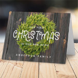 Cartes Pour Fêtes Annuelles Pays Bois rustique Premier Noël Nouveau Accueil<br><div class="desc">Design est composé d'une luxueuse couronne verte feuillue sur un arrière - plan en bois foncé avec un accueil de vacances écrit dans une écriture de typographie cursive ludique. 

Disponible ici : http://www.zazzle.com/store/selectpartysupplies</div>