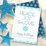 Cartes Pour Fêtes Annuelles Peace Jove Love Turquoise Snowflake Typographie Bo<br><div class="desc">"Paix, joie et amour." Une illustration ludique, ludique, flocon de neige et une typographie moderne sur un arrière - plan blanc vous aident à inaugurer la saison des fêtes. D'autres flocons de neige et points de confettis en feuille turquoise superposent la carte. Un motif blanc de flocon de neige recouvre...</div>