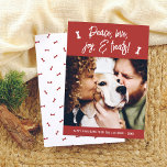 Cartes Pour Fêtes Annuelles Peace Love Joy Traite Chien Christmas Holiday Phot<br><div class="desc">Envoyez votre joie de fêtes avec cette carte de Noël mignonne avec l'accueil manuscrit "Paix, amour, joie & gâteries" et les os dessinés en blanc sur un arrière - plan rouge festif. Au milieu de la carte, une photo de votre chien ! En dessous, il dit "Happy Howlidays" ou le...</div>