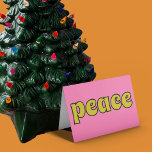 Cartes Pour Fêtes Annuelles Peace Retro Rose et Lime Green<br><div class="desc">Cette carte de style rétro présente le message "Paix" sur le devant en lettres vert citron contre un arrière - plan rose. Le message intérieur peut être customisé avec votre propre salutation.</div>