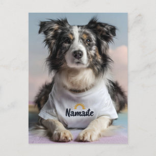 Cartes Pour Fêtes Annuelles Petit chien dans un T-shirt "Namaste" sur un Yoga