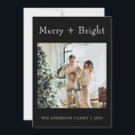 Cartes Pour Fêtes Annuelles Petite machine à écrire noir et blanc - photo de N<br><div class="desc">Une carte de Noël très unique et élégante, minimaliste et moderne. Ce qui dispose d'une photo minimaliste personnalisable en famille. Avec la typographie de machine à écrire blanche de joyeux et lumineux. Et sous elle le nom de famille et les années qui peuvent être changés en cliquant sur le bouton...</div>
