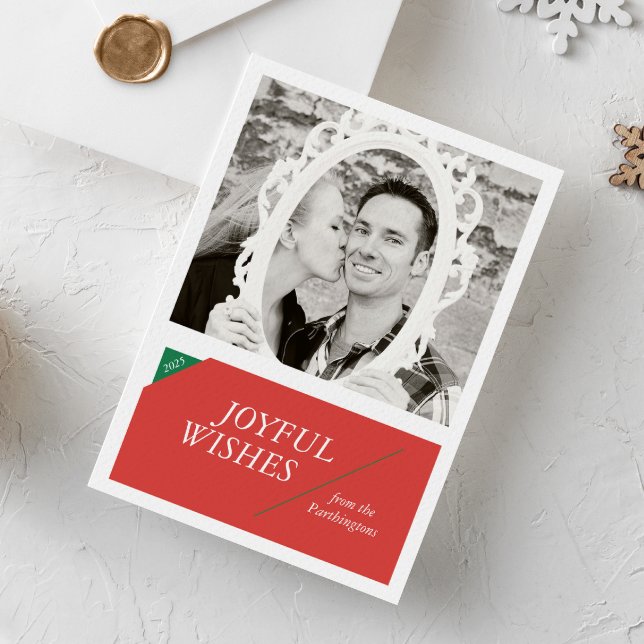 Cartes Pour Fêtes Annuelles Photo à typographie moderne Red Slash (Modern style typographic one photo Christmas holiday card with coral red and green details)