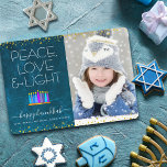 Cartes Pour Fêtes Annuelles Photo Blue Hanoukka Menorah Peace Love Type de lum<br><div class="desc">"Paix, amour et lumière." Une illustration ludique, moderne et artistique de bougies motifs en saumure dans une menorah vous aide à inaugurer les vacances de Hanoukka, avec la photo personnalisée de votre choix. Des bougies bleues assorties de motifs de fausse feuille colorés recouvrent un arrière - plan d'aquarelle en marbre...</div>