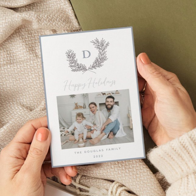 Cartes Pour Fêtes Annuelles Photo classique à crête de monogramme bleu et blan (Blue and white monogram botanical crest holiday card.)