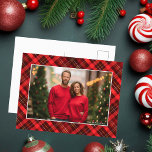 Cartes Pour Fêtes Annuelles Photo classique de Noël Tartan Rouge Plaid<br><div class="desc">Un classique motif tartan plaid rouge derrière votre photo de famille horizontale pour une carte postale de Noël festive et traditionnelle. Cartes postales de Noël simples et belles.</div>